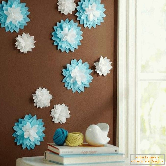 Flores de papel con las propias manos - decoración de la pared en el interior photo