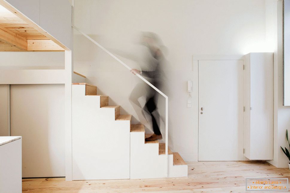 Interior de un pequeño apartamento en colores claros - лестница
