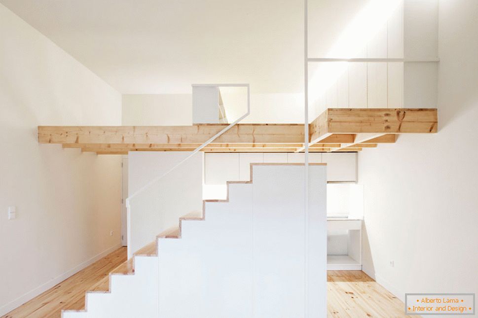 Interior de un pequeño apartamento en colores claros - лестница сбоку
