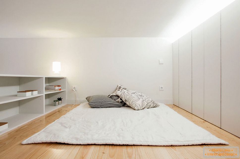 Interior de un pequeño apartamento en colores claros - спальня