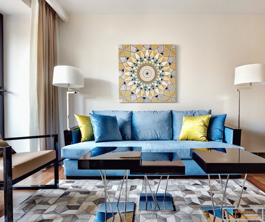 Sofá azul extravagante con almohadas decorativas amarillas en la sala de estar