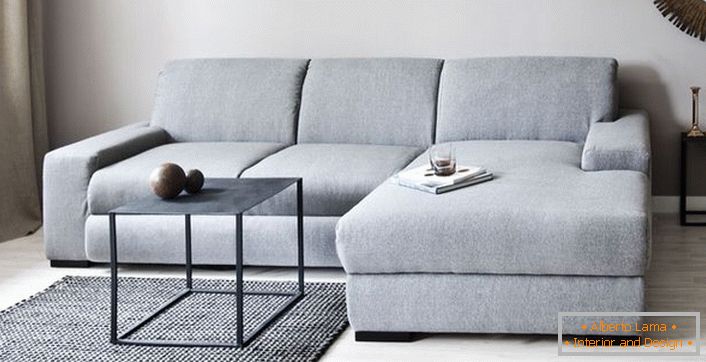 Planificando el interior de la sala de estar al estilo del minimalismo escandinavo.