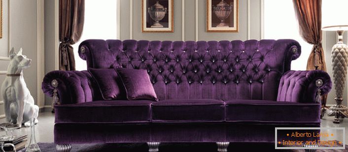 El rico tapizado color púrpura del sofá se adapta perfectamente al interior de la sala de estar en el estilo Imperio. La tapicería acolchada hecha de telas naturales es quizás la mejor solución.