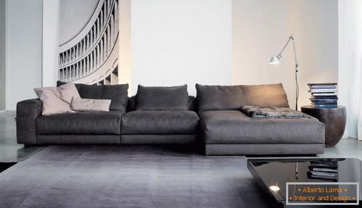 Sofás modulares acogedores para el interior de la sala de estar en el estilo del minimalismo. Los diseños modulares holgados suavizan el rigor de una amplia sala de estar.