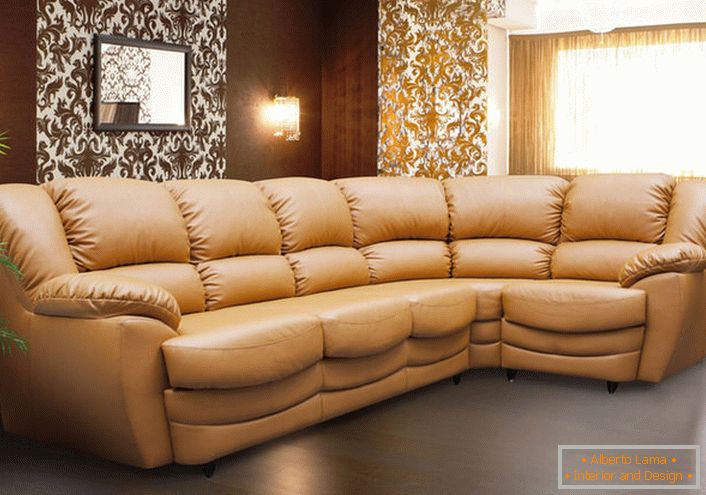 Un elegante sofá modular compuesto para una elegante sala de estar. El color del rincón acogedor es el color de la tapicería de los Cadillacs de lujo de clase premium.