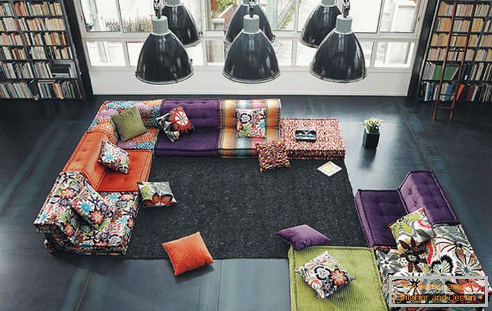 Una paleta brillante de muebles modulares compuestos tapizados para una amplia sala de estar en estilo loft.