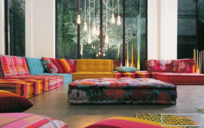 La decisión original de diseñar un amplio salón. El colorido y suave mobiliario anima el espacio del hotel.