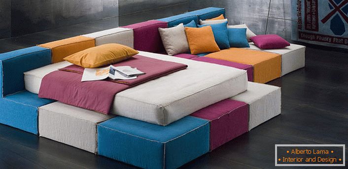 Cajas brillantes de sofá modular para un estilo loft duro. Solo hay dos elementos constructivos y cuáles son las posibilidades para tu imaginación.