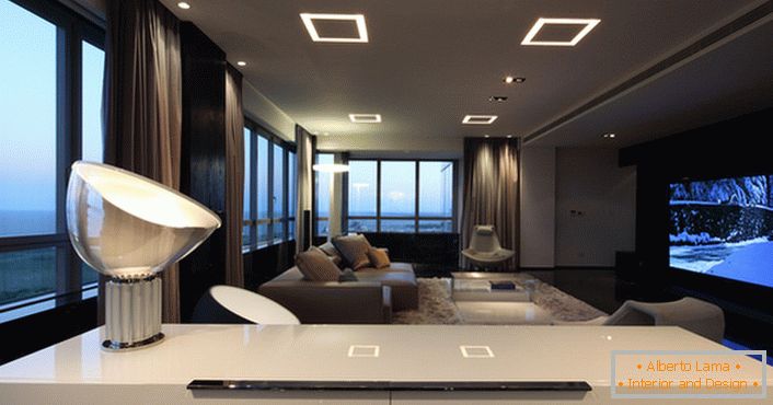 Las variaciones de iluminación inusual en la sala de estar en el estilo de alta tecnología dan suficiente luz.
