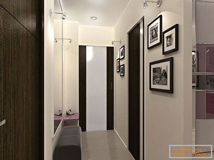 Solución de diseño para un pasillo estrecho. La decoración en contraste de colores blanco y marrón oscuro, no solo luce elegante, sino que también visualmente hace que la habitación sea más.