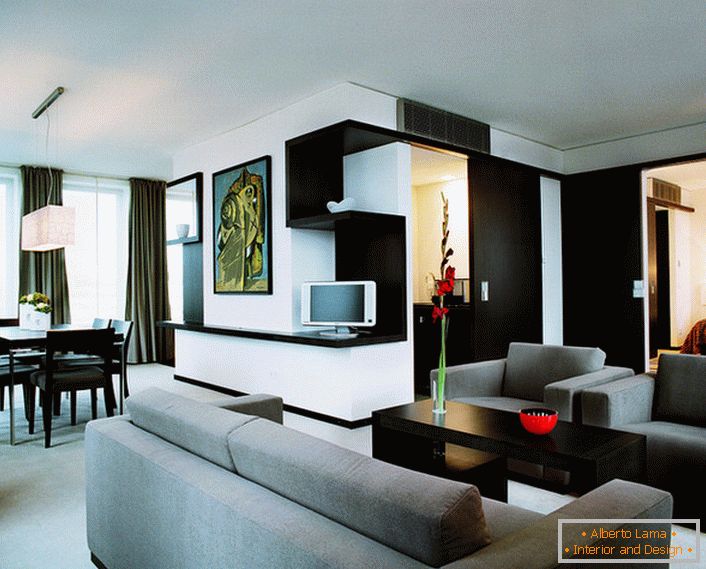 Las áreas recreativas y una parte del comedor de la sala de estar están iluminadas por lámparas bajas de formas geométricas simples.