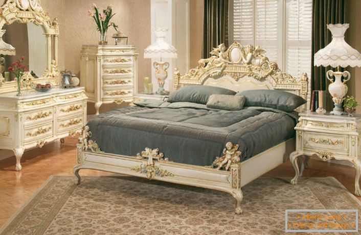 La habitación está decorada en el estilo del romanticismo. El principal elemento notable es el mobiliario de tallado figurado de los muebles.