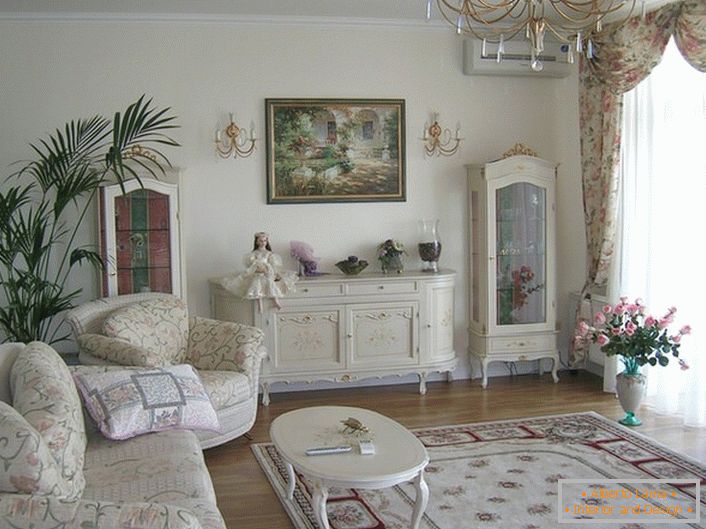 La amplia sala de estar está decorada en un estilo romántico en colores claros.