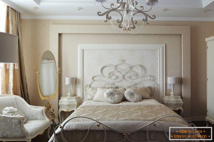 La habitación familiar de lujo en el estilo del romanticismo es un interior modesto y moderado atractivo en colores claros.