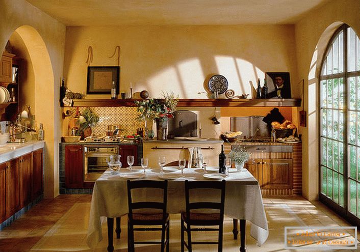 La cocina es de estilo rústico con una gran ventana panorámica. El área de trabajo y comedor en la cocina obtiene la máxima cantidad de luz natural.