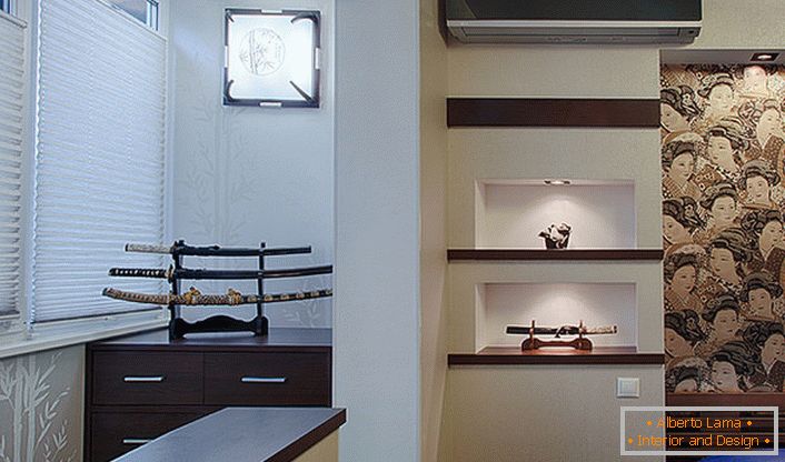 Una excelente decoración decorativa de la habitación en el estilo del minimalismo japonés es la espada japonesa. No es necesario adquirir un arma de combate real, una simple burla es suficiente. 