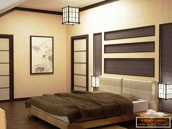 La habitación en el estilo del minimalismo japonés está decorada en tonos beige y marrón. La atención se siente atraída por los dispositivos de iluminación. La araña de techo está hecha en un diseño con lámparas de noche. 