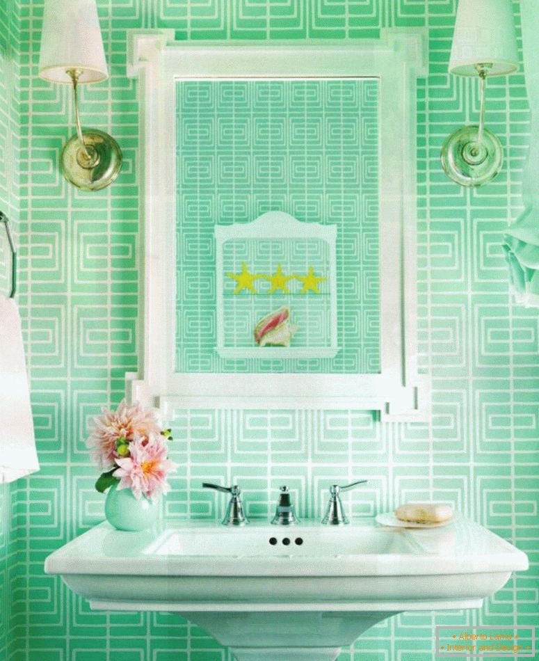 Decorar la habitación de los azulejos del baño