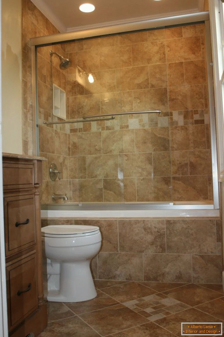vintage-interior-bathroom-design-trendy-yellow-wall-and-floor-ceramic-tile-pattern-white-sitting-water-closet-white-bathtub-barnizado-madera-tocador-mesa-con-tres cajones- baño-azulejo-tendencias-baño