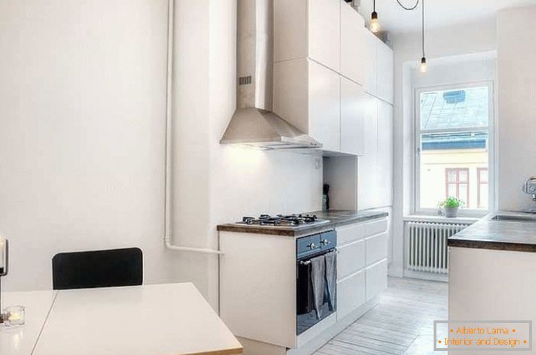 Elegante cocina de un pequeño apartamento en Suecia