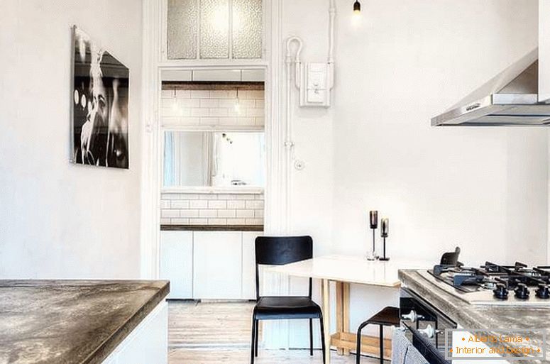 Elegante cocina de un pequeño apartamento en Suecia