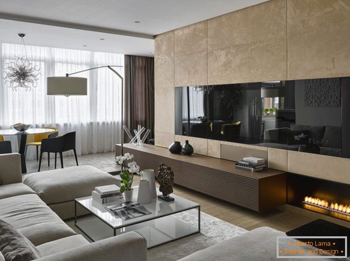 Diseño no estándar de la chimenea en la sala de estar moderna.