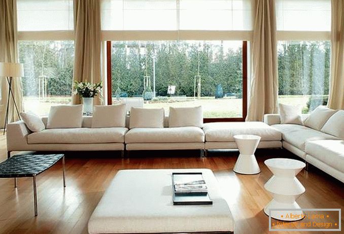 Sala de estar con ventanas panorámicas - foto con cortinas y muebles en estilo minimalista