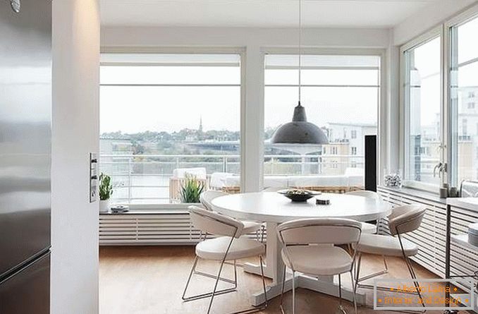 Diseño de cocina con ventanas panorámicas en un apartamento de esquina