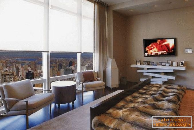 Diseño de un dormitorio con ventanas panorámicas en un apartamento de la ciudad