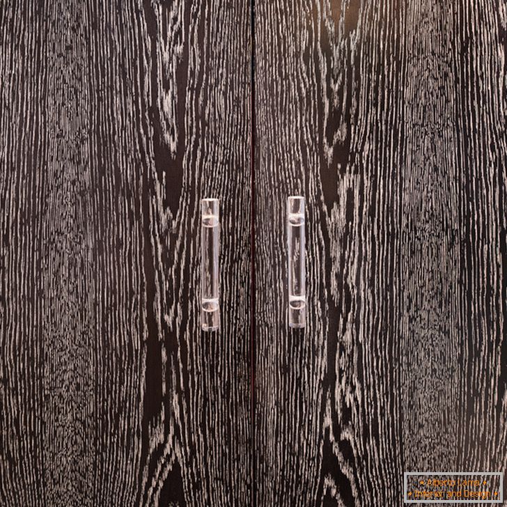 Puertas de gabinete hechas de madera oscura