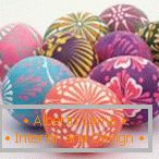 Huevos de Pascua brillantes con patrones
