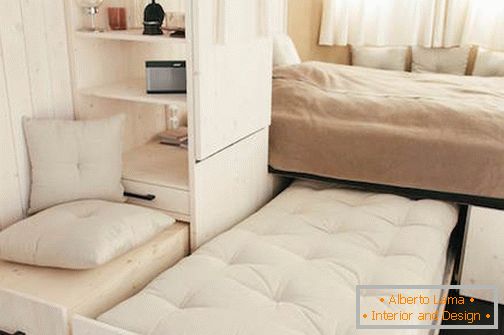 Dormitorio en casa móvil sobre ruedas