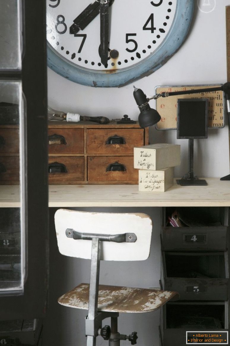 Reloj viejo de la estación sobre el escritorio de la vendimia con cajas organizador de madera y silla giratoria de madera con pintura descascarada
