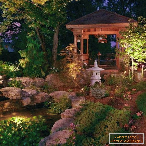 Estanque y mirador en el diseño del jardín en estilo japonés