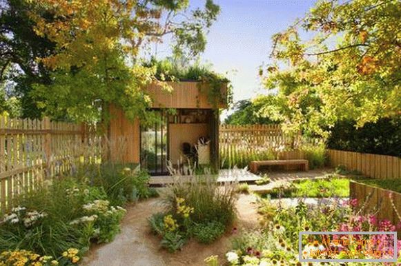 Diseño de un jardín en un estilo abandonado descuidado de 2016