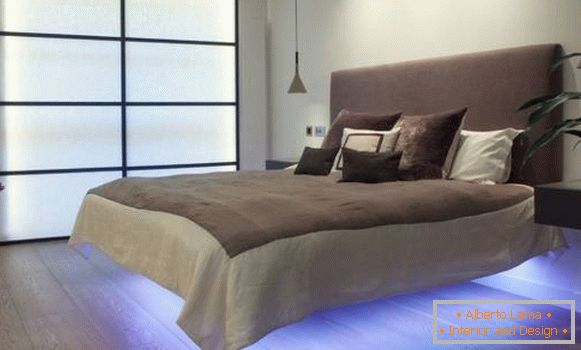 Diseño de dormitorio con luz de fondo LED