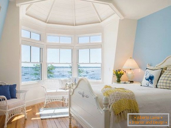 Muebles de mimbre en el interior - foto del dormitorio con una ventana salediza