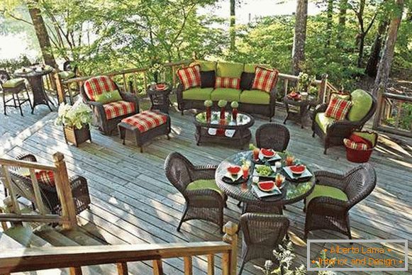 Un conjunto de muebles de mimbre para la terraza: un sofá, sillones y mesas