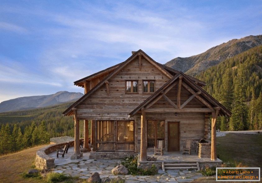 Casa de madera de lujo en las montañas