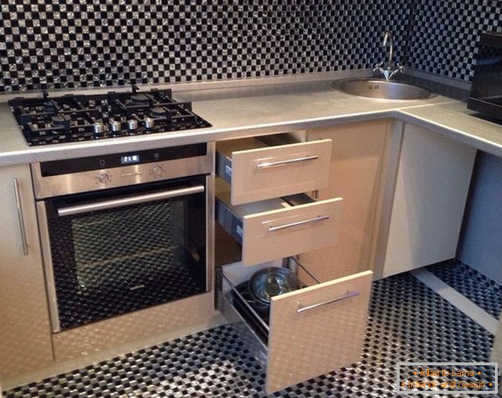 Muebles cómodos y funcionales en una pequeña cocina.