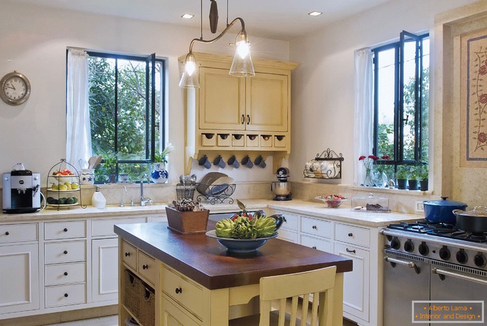 Interior de la cocina con una pequeña isla de contraste