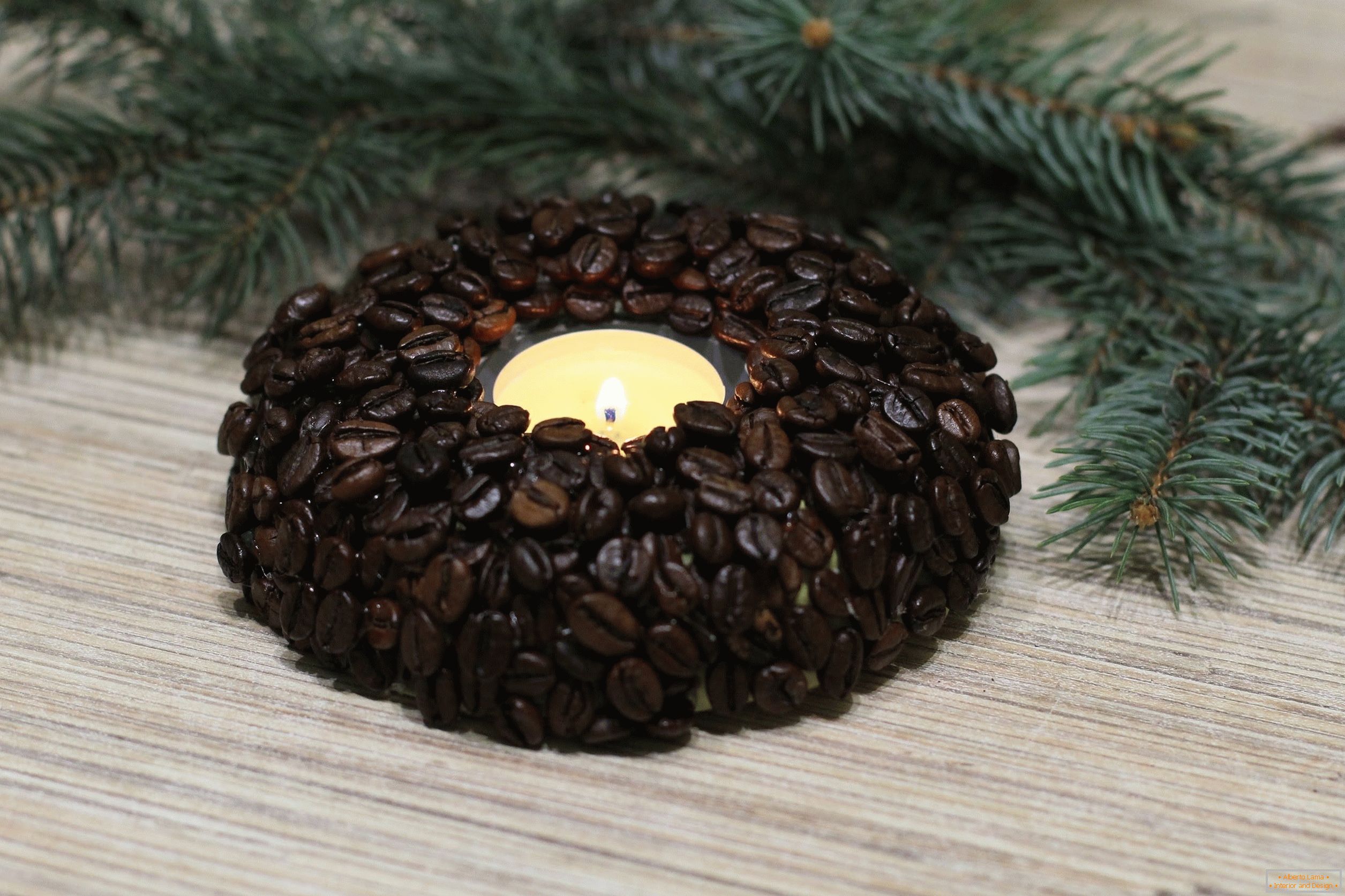 Candelero hecho de granos de café