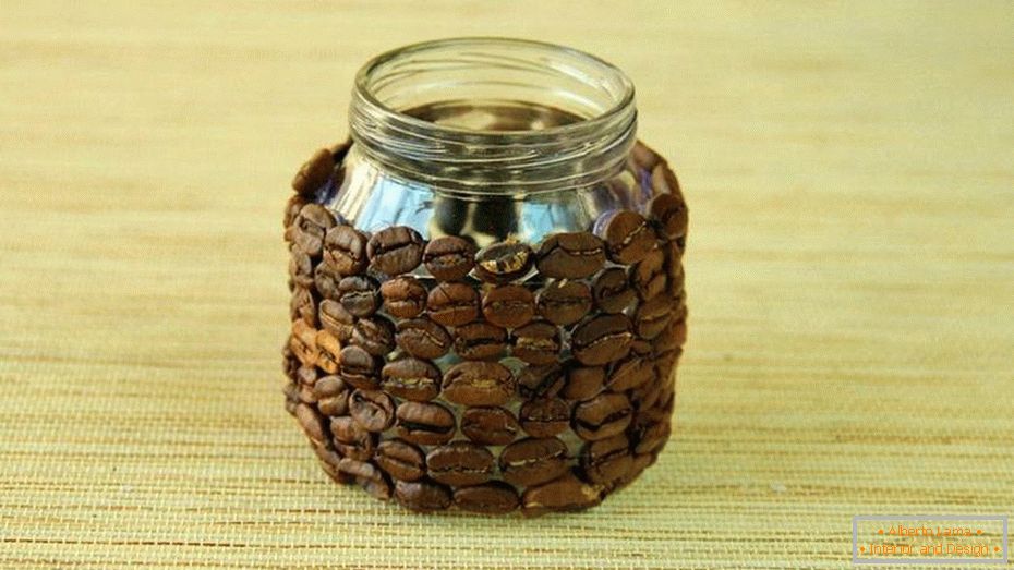 Una lata de granos de café