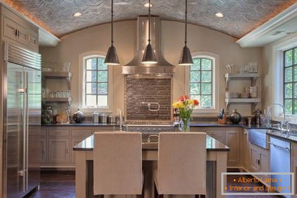 Plafón de techo con iluminación - foto en el interior de la cocina