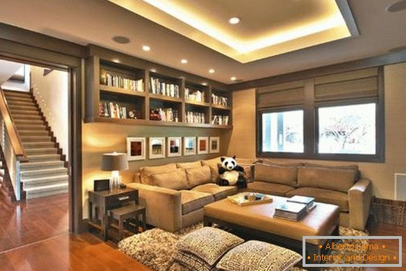 Iluminación tira de LED de techo de varios niveles en la sala de estar