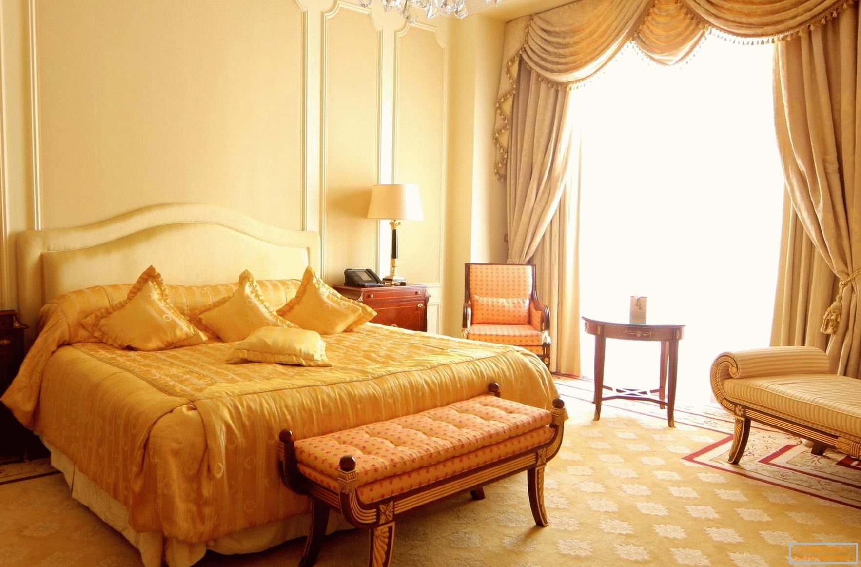 Luminoso y espacioso dormitorio barroco con ventanas panorámicas. 