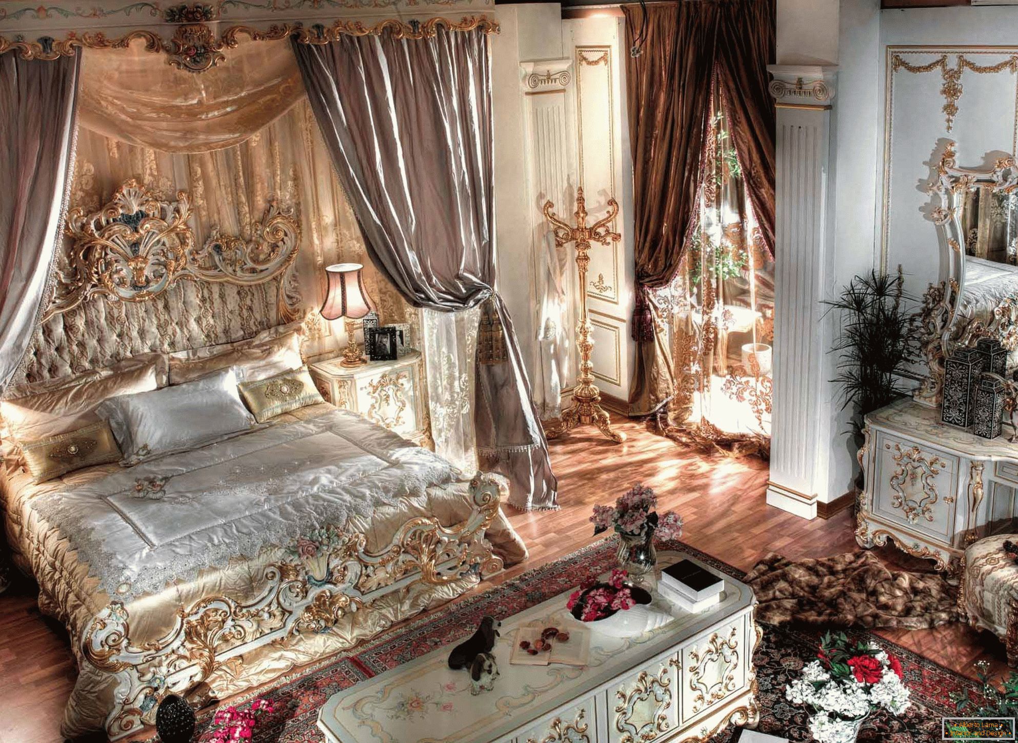 Lujosa habitación barroca con techos altos. En el centro de la composición hay una cama maciza de madera con respaldos tallados.