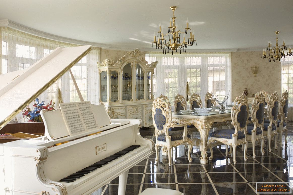 Un amplio comedor en estilo barroco. El propietario de una casa de campo, muy probablemente, toca el piano, que encaja perfectamente en la imagen general del interior.