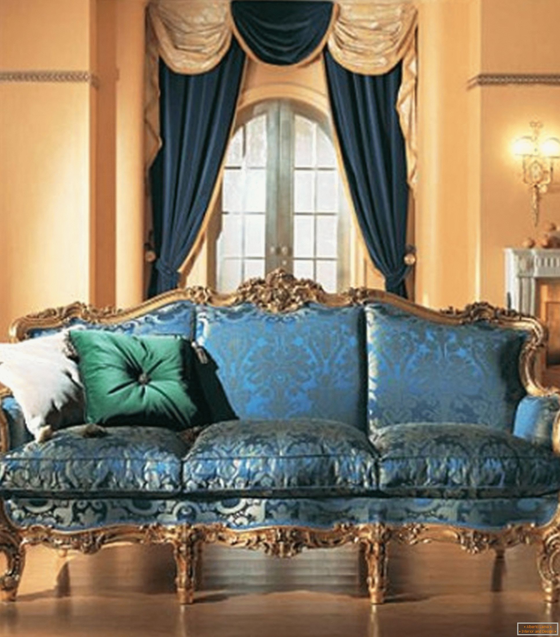 La combinación de colores contrastantes en la decoración de la sala de estar en el estilo barroco.