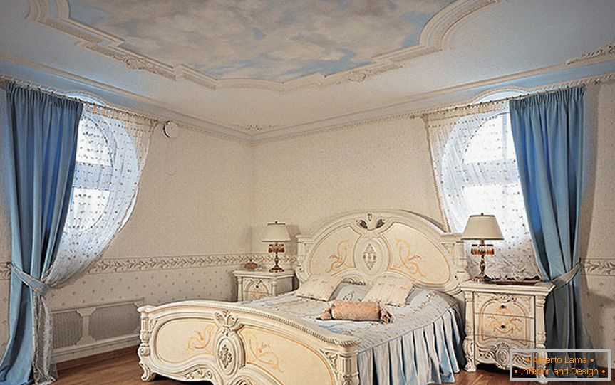 Dormitorio restringido en estilo neobarroco.